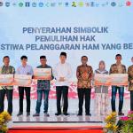 Presiden Joko Widodo menyerahkan secara simbolis hak korban pelanggaran HAM berat di Aceh, yang berlangsung di Rumoh Geudong, Kabupaten Pidie, Aceh pada Selasa, 27 Juni 2023