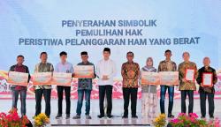 Presiden Joko Widodo menyerahkan secara simbolis hak korban pelanggaran HAM berat di Aceh, yang berlangsung di Rumoh Geudong, Kabupaten Pidie, Aceh pada Selasa, 27 Juni 2023