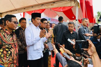 Presiden Jokowi memberikan keterangan pers usai meluncurkan program Pelaksanaan Rekomendasi Nonyudisial Pelanggaran HAM Berat di Indonesia, di Rumoh Geudong, Kabupaten Pidie, Selasa (27/6). Foto: BPMI Setpres