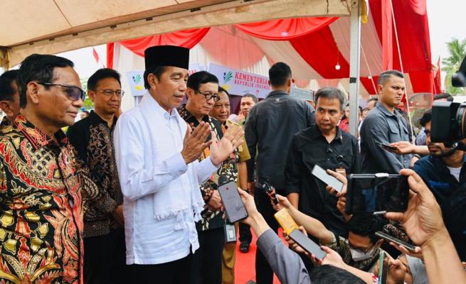Presiden Jokowi memberikan keterangan pers usai meluncurkan program Pelaksanaan Rekomendasi Nonyudisial Pelanggaran HAM Berat di Indonesia, di Rumoh Geudong, Kabupaten Pidie, Selasa (27/6). Foto: BPMI Setpres