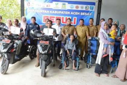 Pj Bupati Aceh Besar Muhammad Iswanto didampingi Kadis Sosial Aceh Besar Bahrul Jamil Anggota DPRK Aceh Besar Mustafa Ishak dan Camat Ingin Jaya, Al Mubarak Akbar foto bersama dengan penerima bantuan motor tiga roda dan kursi roda untuk disabilitas, di gudang Dinsos Aceh Besar, Gampong Pasie Garot, Ingin Jaya, Aceh Besar, Selasa (27/6)