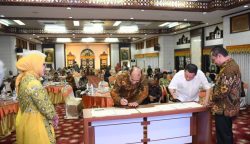 Pj Gubernur Aceh Achmad Marzuki menandatangani nota kesepakatan Pemerintah Aceh dengan para Direktur dari 10 Rumah Sakit vertikal Kemenkes bersama Pengampuan Layanan Prioritas Tahun 2023 di Restoran Meuligoe Gubernur Aceh, Selasa (27/6)
