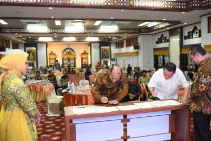 Pj Gubernur Aceh Achmad Marzuki menandatangani nota kesepakatan Pemerintah Aceh dengan para Direktur dari 10 Rumah Sakit vertikal Kemenkes bersama Pengampuan Layanan Prioritas Tahun 2023 di Restoran Meuligoe Gubernur Aceh, Selasa (27/6)
