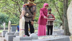 Kapolda Aceh Irjen Pol Ahmad Haydar menabur bunga saat upacara ziarah dalam rangka Hari Bhayangkara ke-77 yang digelar di TMP Banda Aceh, Rabu (28/6)