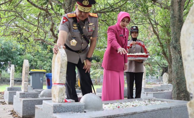 Kapolda Aceh Irjen Pol Ahmad Haydar menabur bunga saat upacara ziarah dalam rangka Hari Bhayangkara ke-77 yang digelar di TMP Banda Aceh, Rabu (28/6)