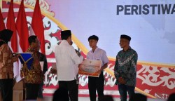 Presiden Jokowi saat menyerahkan beasiswa pendidikan untuk anak korban pelanggaran HAM berat di Kabupaten Pidie, Aceh. Foto: Kemendikbudristek
