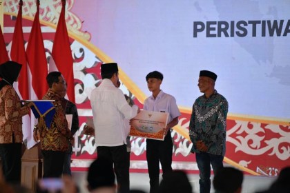 Presiden Jokowi saat menyerahkan beasiswa pendidikan untuk anak korban pelanggaran HAM berat di Kabupaten Pidie, Aceh. Foto: Kemendikbudristek