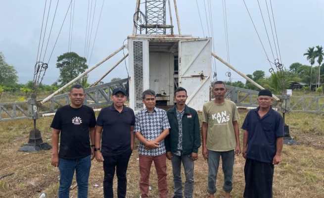Anggota DPR RI Muslim saat meninjau lokasi pembangunan Tower BTS di Kota Jantho, Aceh Besar