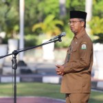 Asisten Administrasi Umum Setda Aceh Dr Iskandar AP SSos MSi memberikan arahan saat memimpin apel pagi di halaman Kantor Gubernur, Senin (3/7)