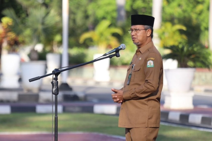 Asisten Administrasi Umum Setda Aceh Dr Iskandar AP SSos MSi memberikan arahan saat memimpin apel pagi di halaman Kantor Gubernur, Senin (3/7) | INFOACEH.net Asisten Administrasi Umum Setda Aceh Dr Iskandar AP SSos MSi memberikan arahan saat memimpin apel pagi di halaman Kantor Gubernur, Senin (3/7)