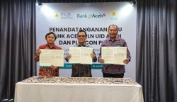Dirut Bank Aceh Syariah Muhammad Syah, Direktur Keuangan PLN Icon Plus Teguh Widhi Harsono dan GM PLN UID Aceh Parulian Noviandri menandatangani kerja sama di Hotel Kyriad Muraya Banda Aceh pada Selasa (4/7)