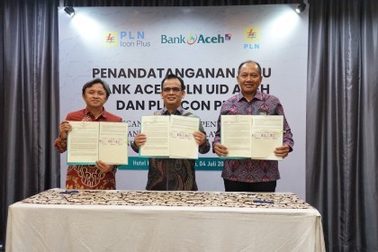 Dirut Bank Aceh Syariah Muhammad Syah, Direktur Keuangan PLN Icon Plus Teguh Widhi Harsono dan GM PLN UID Aceh Parulian Noviandri menandatangani kerja sama di Hotel Kyriad Muraya Banda Aceh pada Selasa (4/7)