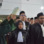 Ketua Pengadilan Tinggi Banda Aceh Dr Suharjono SH MHum melantik dan mengambil sumpah terhadap 41 orang Advokat dari Perhimpunan Advokat Indonesia (PERADI) Wilayah Hukum Aceh, Rabu (5/7)