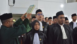 Ketua Pengadilan Tinggi Banda Aceh Dr Suharjono SH MHum melantik dan mengambil sumpah terhadap 41 orang Advokat dari Perhimpunan Advokat Indonesia (PERADI) Wilayah Hukum Aceh, Rabu (5/7)