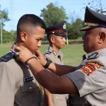 Irwasda Polda Aceh Kombes Pol Muhamad Setyobudi Dwiputro melantik 201 bintara remaja Polri SPN Seulawah Polda Aceh, Aceh Besar, Kamis (6/7)