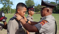 Irwasda Polda Aceh Kombes Pol Muhamad Setyobudi Dwiputro melantik 201 bintara remaja Polri SPN Seulawah Polda Aceh, Aceh Besar, Kamis (6/7)