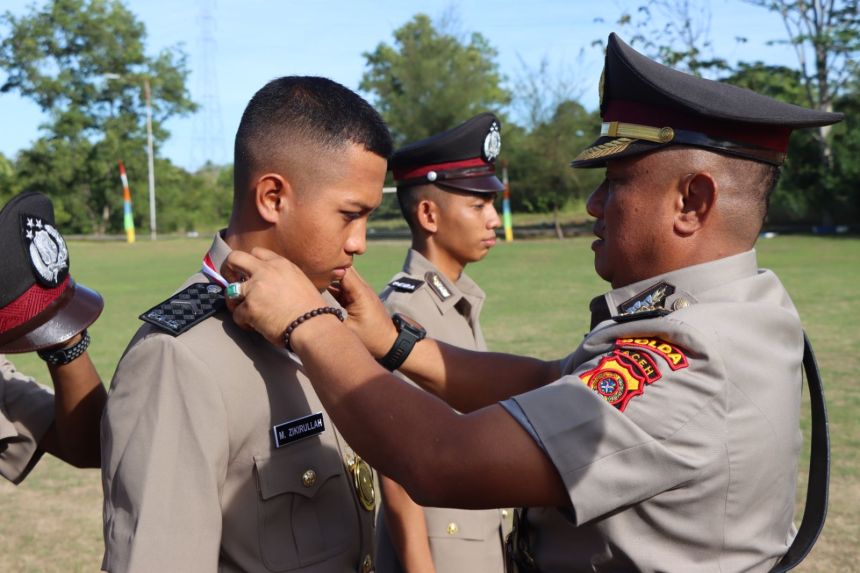 Irwasda Polda Aceh Kombes Pol Muhamad Setyobudi Dwiputro melantik 201 bintara remaja Polri SPN Seulawah Polda Aceh, Aceh Besar, Kamis (6/7) | INFOACEH.net Irwasda Polda Aceh Kombes Pol Muhamad Setyobudi Dwiputro melantik 201 bintara remaja Polri SPN Seulawah Polda Aceh, Aceh Besar, Kamis (6/7)