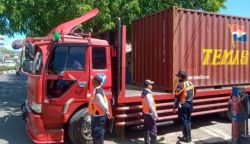 Petugas Dishub menertibkan truk bertonase besar yang mengangkut barang masuk ke dalam kota Banda Aceh