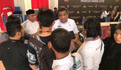 Kepala Dinas Sosial Kota Banda Aceh Arie Maulakafka memberikan pernyataan pers terkait penanganan 4 anak korban eksploitasi dengan modus jualan buah di lampu merah