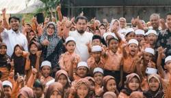 Pj Bupati Aceh Besar Muhammad Iswanto bersama murid SD di kawasan Siron, Kecamatan Kuta Cot Glie, beberapa waktu lalu