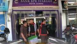 Tim Jaksa Penyidik Bidang Tindak Pidana Khusus Kejari Bireuen melakukan penggeledahan pada Kantor PT BPRS Kota Juang
