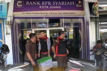 Tim Jaksa Penyidik Bidang Tindak Pidana Khusus Kejari Bireuen melakukan penggeledahan pada Kantor PT BPRS Kota Juang