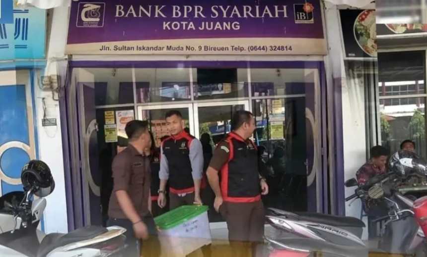 Tim Jaksa Penyidik Bidang Tindak Pidana Khusus Kejari Bireuen melakukan penggeledahan pada Kantor PT BPRS Kota Juang