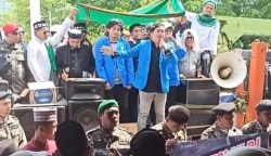 Mahasiswa UIN Ar-Raniry menggelar aksi unjuk rasa di gedung DPRA, Jum'at (7/7) yang menolak perpanjangan jabatan Achmad Marzuki sebagai Pj GubernurAceh