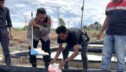 Kapolres Pidie AKBP Imam Asfali memperkenalkan cara praktis produksi garam kepada petani di Gampong Lhee Meunasah Kecamatan Simpang Tiga