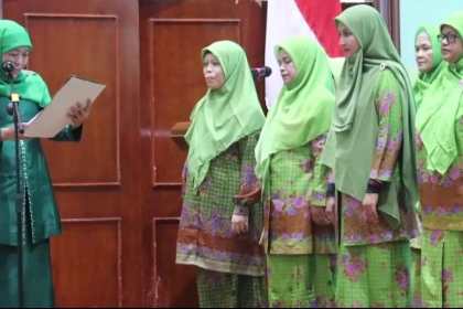 Ketua Umum Pengurus Pusat Muslimat Nahdlatul Ulama Khofifah Indar Parawansa melantik 21 Pimpinan Cabang Muslimat Nahdlatul Ulama se-Aceh, di Anjong Mon Mata Banda Aceh, Sabtu (8/7)