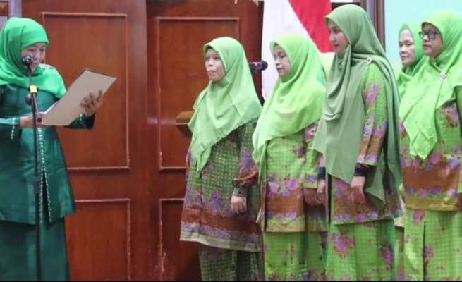 Ketua Umum Pengurus Pusat Muslimat Nahdlatul Ulama Khofifah Indar Parawansa melantik 21 Pimpinan Cabang Muslimat Nahdlatul Ulama se-Aceh, di Anjong Mon Mata Banda Aceh, Sabtu (8/7)