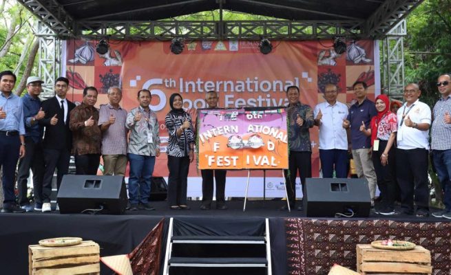 Pembukaan International Food Festival (IFF) tahun 2023 di Kampus Universitas Syiah Kuala, Ahad (9/7)