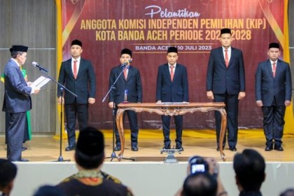Plh Wali Kota Banda Aceh Amiruddin melantik Anggota KIP Kota Banda Aceh periode 2023-2028 di aula lantai IV Gedung Mawardy Nurdin Balai Kota, Senin (10/7)