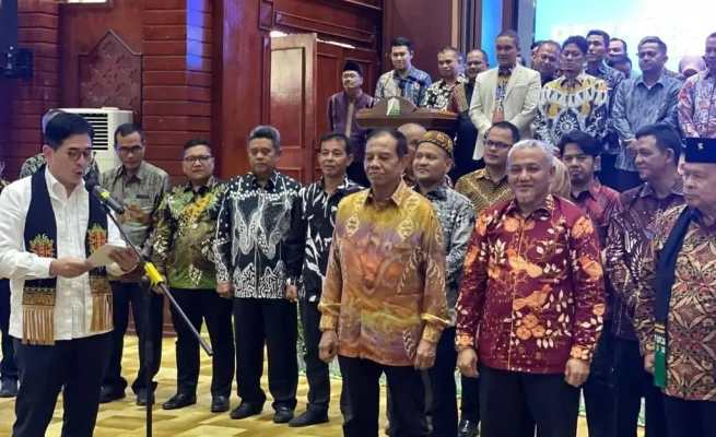 Ketua Umum Kadin Indonesia Mohammad Arsjad Rasjid mengukuhkan Dewan Pengurus Kamar Dagang dan Industri (Kadin) Aceh, di Anjong Mon Mata Banda Aceh, Senin (10/7)