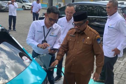 Peresmian SPKLU di Langsa ditandai uji coba penggisian daya kendaraan listrik serta tes drive mobil listrik oleh Manajemen PLN UP3 Langsa bersama Pj Walikota Langsa Said Mahdum Majid, Senin (10/7)