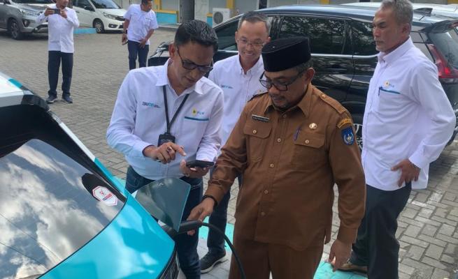 Peresmian SPKLU di Langsa ditandai uji coba penggisian daya kendaraan listrik serta tes drive mobil listrik oleh Manajemen PLN UP3 Langsa bersama Pj Walikota Langsa Said Mahdum Majid, Senin (10/7)