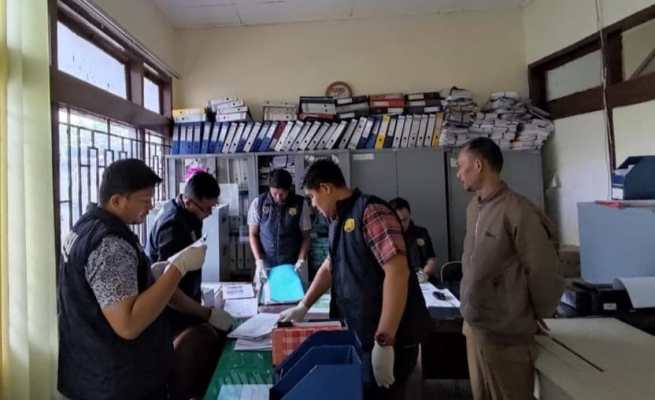 Tim Unit I Subdit Tipidkor Ditreskrimsus Polda Aceh, yang dipimpin Kanit I Subdit III Tipikor menggeledah kantor Dinas Kesehatan Aceh Tengah, Selasa (11/7)