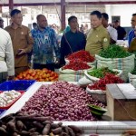 Pj Gubernur Aceh Achmad Marzuki, didampingi Kadis Perindag Aceh Mohd Tanwir dan Dirut Bank Aceh Syariah Muhammad Syah meninjau Pasar Al Mahirah, Gampong Lamdingin, Banda Aceh, Selasa (11/7)