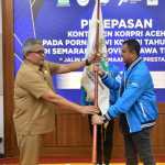 Sekda Aceh Bustami foto melepas kontingen Korpri Aceh untuk bertanding di ajang Pekan Olahraga Nasional (Pornas) Korpri XVI ke Semarang, Jawa Tengah, Selasa (11/7)
