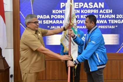 Sekda Aceh Bustami foto melepas kontingen Korpri Aceh untuk bertanding di ajang Pekan Olahraga Nasional (Pornas) Korpri XVI ke Semarang, Jawa Tengah, Selasa (11/7)