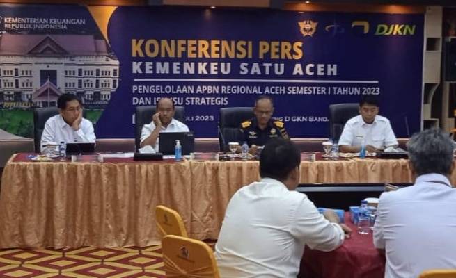 Kepala Perwakilan Kementerian Keuangan Aceh sekaligus Kepala Kanwil Direktorat Jenderal Bea dan Cukai Aceh Safuadi menyampaikan penerimaan pajak Aceh Semester I 2023