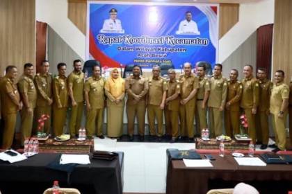 Pj Bupati Aceh Besar Muhammad Iswanto diwakili Sekda Sulaimi foto bersama seluruh peserta Rakor Kecamatan se-Aceh Besar di Aula Hotel Permata Hati, Kecamatan Ingin Jaya, Selasa (11/7)