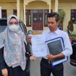 Korban dugaan pelecehan seksual berinisial AD (38) didampingi kuasa hukum melaporkan oknum ASN Kantor Kemenag Langsa ke Polres Langsa, Selasa (11/7)