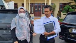 Korban dugaan pelecehan seksual berinisial AD (38) didampingi kuasa hukum melaporkan oknum ASN Kantor Kemenag Langsa ke Polres Langsa, Selasa (11/7)