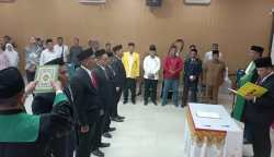 Pj Bupati Bireuen Aulia Sofyan melantik lima Anggota KIP Bireuen, periode 2023-2028, Senin (10/7) siang di Oproom Setdakab Bireuen