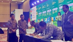 Menteri ESDM Arifin Tasrif dan Pj Gubernur Aceh Achmad Marzuki menyaksikan penandatanganan Perjanjian Komitmen Wilayah Kerja Panas Bumi (WKP) Seulawah Agam antara PT PEMA dan PT PGE di ICE Bumi Serpong Damai (BSD) Tangerang, Banten, Rabu (12/7)