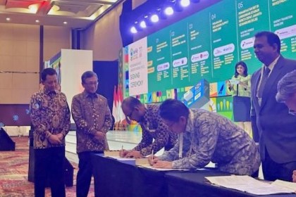 Menteri ESDM Arifin Tasrif dan Pj Gubernur Aceh Achmad Marzuki menyaksikan penandatanganan Perjanjian Komitmen Wilayah Kerja Panas Bumi (WKP) Seulawah Agam antara PT PEMA dan PT PGE di ICE Bumi Serpong Damai (BSD) Tangerang, Banten, Rabu (12/7)
