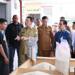 Dirut Bank Aceh Syariah Muhammad Syah bersama Pj Gubernur Aceh Achmad Marzuki saat mengunjungi Pasar Al Mahirah Lamdingin Banda Aceh