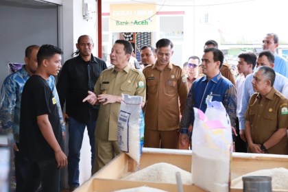 Dirut Bank Aceh Syariah Muhammad Syah bersama Pj Gubernur Aceh Achmad Marzuki saat mengunjungi Pasar Al Mahirah Lamdingin Banda Aceh
