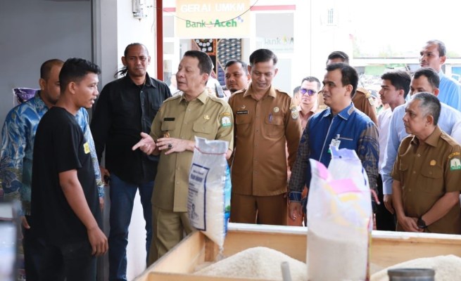 Dirut Bank Aceh Syariah Muhammad Syah bersama Pj Gubernur Aceh Achmad Marzuki saat mengunjungi Pasar Al Mahirah Lamdingin Banda Aceh